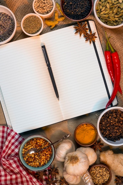 Zestaw przypraw i notatnik kulinarny
